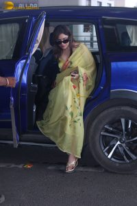 actress Kangna Sharma sweet in a saree