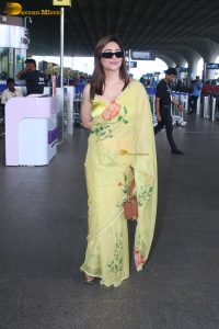 actress Kangna Sharma sweet in a saree