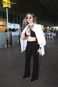 actress Kangna Sharma red-hot in a v-neck black top at mumbai airport