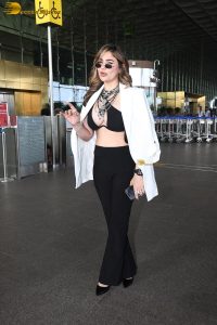 actress Kangna Sharma red-hot in a v-neck black top at mumbai airport