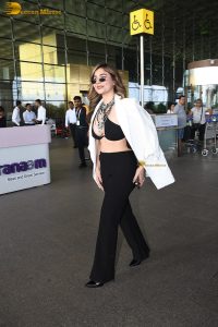 actress Kangna Sharma red-hot in a v-neck black top at mumbai airport