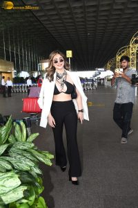 actress Kangna Sharma red-hot in a v-neck black top at mumbai airport