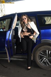actress Kangna Sharma red-hot in a v-neck black top at mumbai airport
