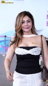 actress kangna sharma sexy in a revealing dress