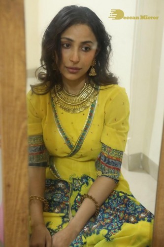 Bollywood and Telugu Cinema Actress Kapilakshi Malhotra hot pictures in a Yellow Dress