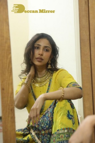 Bollywood and Telugu Cinema Actress Kapilakshi Malhotra hot pictures in a Yellow Dress