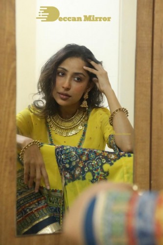 Bollywood and Telugu Cinema Actress Kapilakshi Malhotra hot pictures in a Yellow Dress