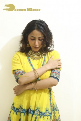 Bollywood and Telugu Cinema Actress Kapilakshi Malhotra hot pictures in a Yellow Dress