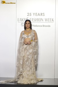 bollywood actress Kareena Kapoor shines at lakme fashion week