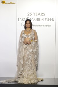 bollywood actress Kareena Kapoor shines at lakme fashion week