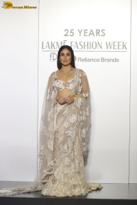 bollywood actress Kareena Kapoor shines at lakme fashion week