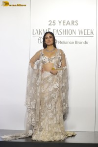 bollywood actress Kareena Kapoor shines at lakme fashion week
