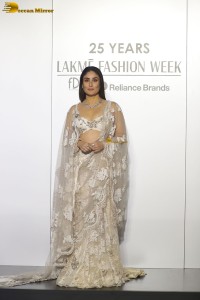 bollywood actress Kareena Kapoor shines at lakme fashion week