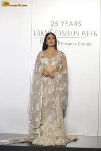 bollywood actress Kareena Kapoor shines at lakme fashion week