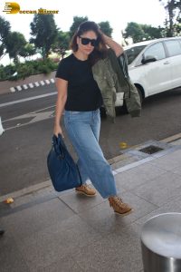 bollywood actress kareena kapoor in a black top at mumbai airport