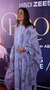 actress kareena kapoor beautiful in a blue salwar
