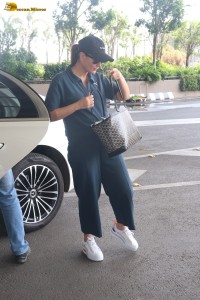 actress kareena kapoor in a casual attire at mumbai airport