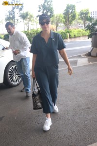 actress kareena kapoor in a casual attire at mumbai airport