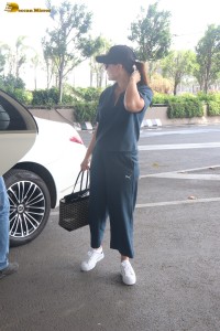 actress kareena kapoor in a casual attire at mumbai airport