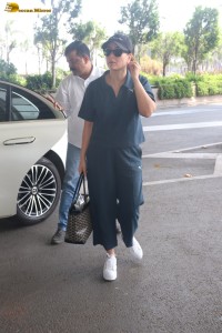 actress kareena kapoor in a casual attire at mumbai airport