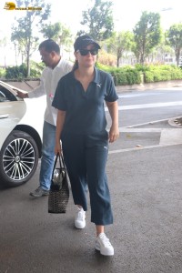 actress kareena kapoor in a casual attire at mumbai airport