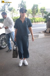 actress kareena kapoor in a casual attire at mumbai airport