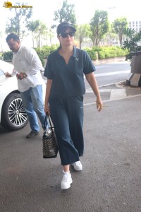actress kareena kapoor in a casual attire at mumbai airport
