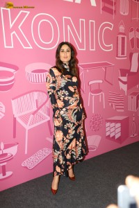 bollywood actress Kareena Kapoor cute looks in a black dress with designs