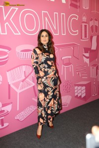 bollywood actress Kareena Kapoor cute looks in a black dress with designs