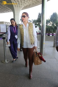 indian actress kareena kapoor khan spotted at mumbai airport