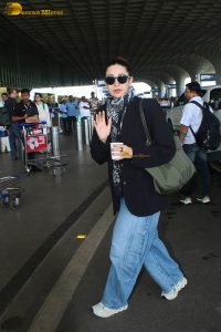 bollywood actress Karisma Kapoor stylish in sunglasses and a black jacket