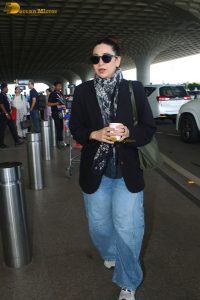 bollywood actress Karisma Kapoor stylish in sunglasses and a black jacket