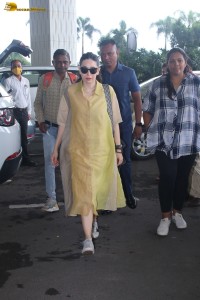 actress Karisma Kapoor spotted at mumbai airport