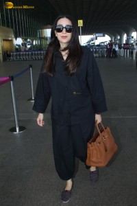 actress Karisma Kapoor dressed in all black at mumbai airport