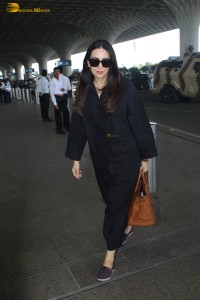actress Karisma Kapoor dressed in all black at mumbai airport