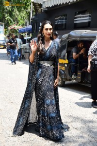 Karisma Kapoor dazzling in a black dress