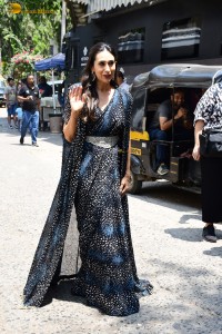 Karisma Kapoor dazzling in a black dress