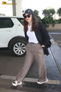 Indian Actress Karishma Kapoor’s stylish looks at Mumbai Airport