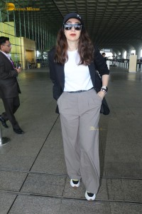 Indian Actress Karishma Kapoor’s stylish looks at Mumbai Airport
