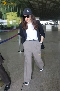 Indian Actress Karishma Kapoor’s stylish looks at Mumbai Airport