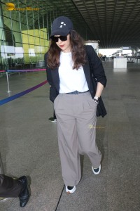 Indian Actress Karishma Kapoor’s stylish looks at Mumbai Airport