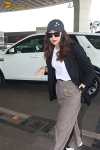 Indian Actress Karishma Kapoor’s stylish looks at Mumbai Airport