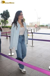 actress Karishma Tanna chic look in jeans at mumbai airport