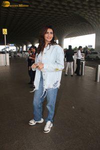 actress Karishma Tanna chic look in jeans at mumbai airport