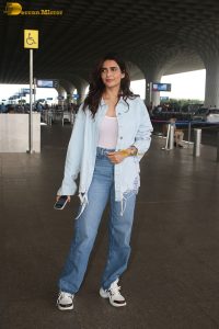 actress Karishma Tanna chic look in jeans at mumbai airport