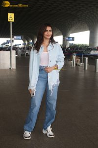 actress Karishma Tanna chic look in jeans at mumbai airport