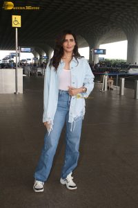 actress Karishma Tanna chic look in jeans at mumbai airport