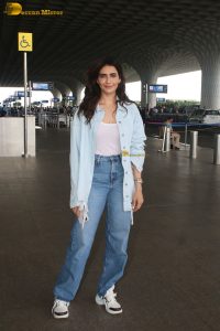 actress Karishma Tanna chic look in jeans at mumbai airport