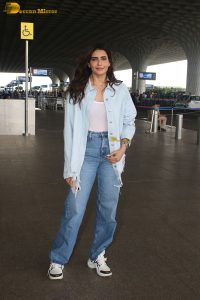 actress Karishma Tanna chic look in jeans at mumbai airport