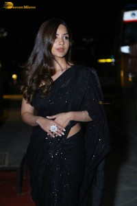 actress kashmira pardeshi in a black saree